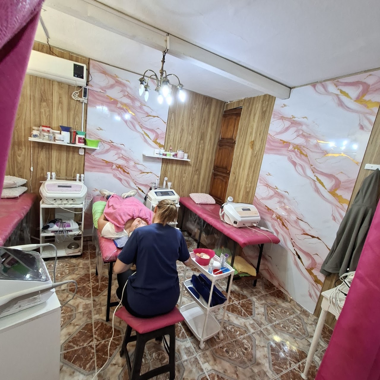 Esteticista realizando un tratamiento facial
